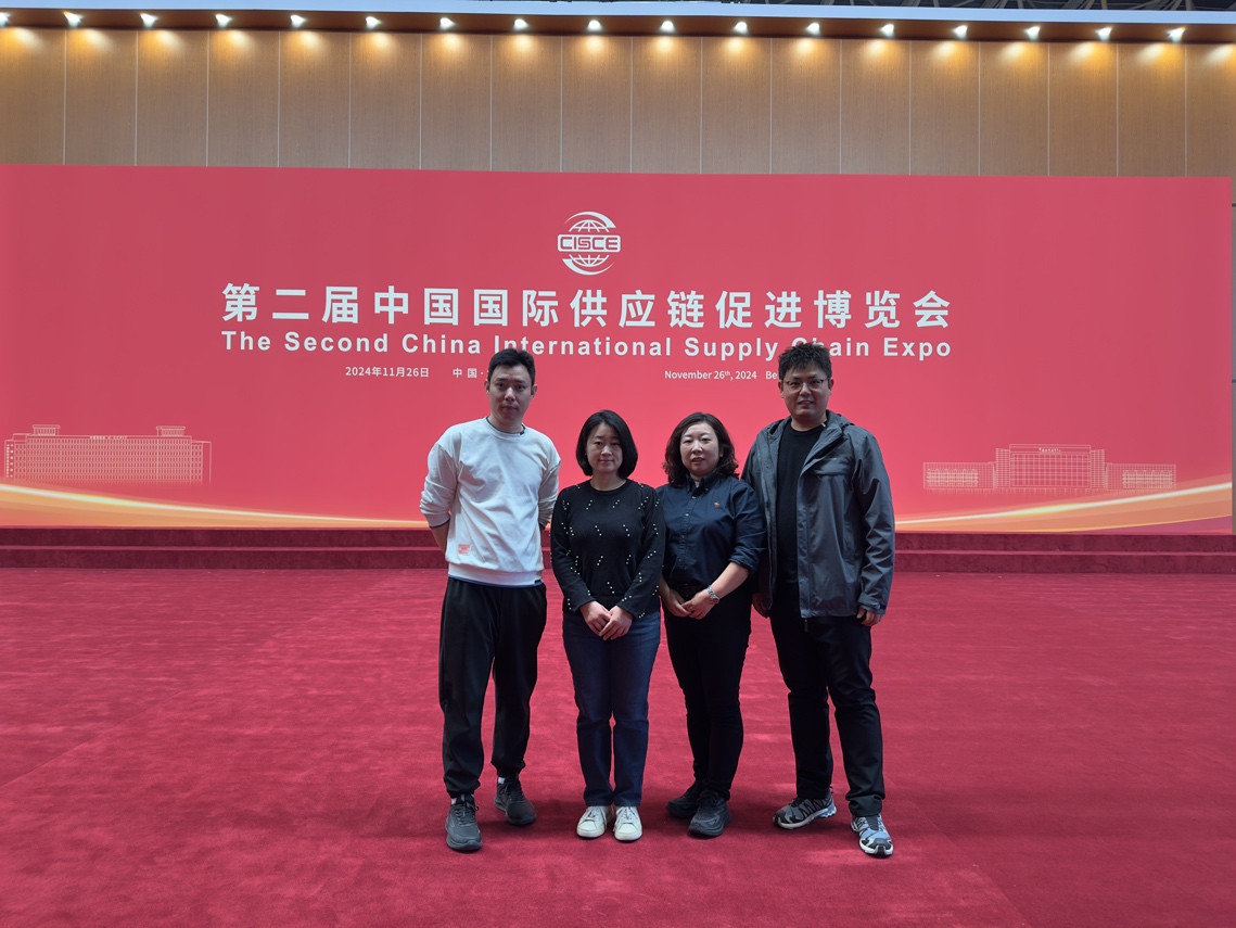 男人们站在一起中度可信度描述已自动生成